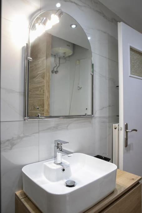 Stylish And Comfortable Apartment Athene Buitenkant foto